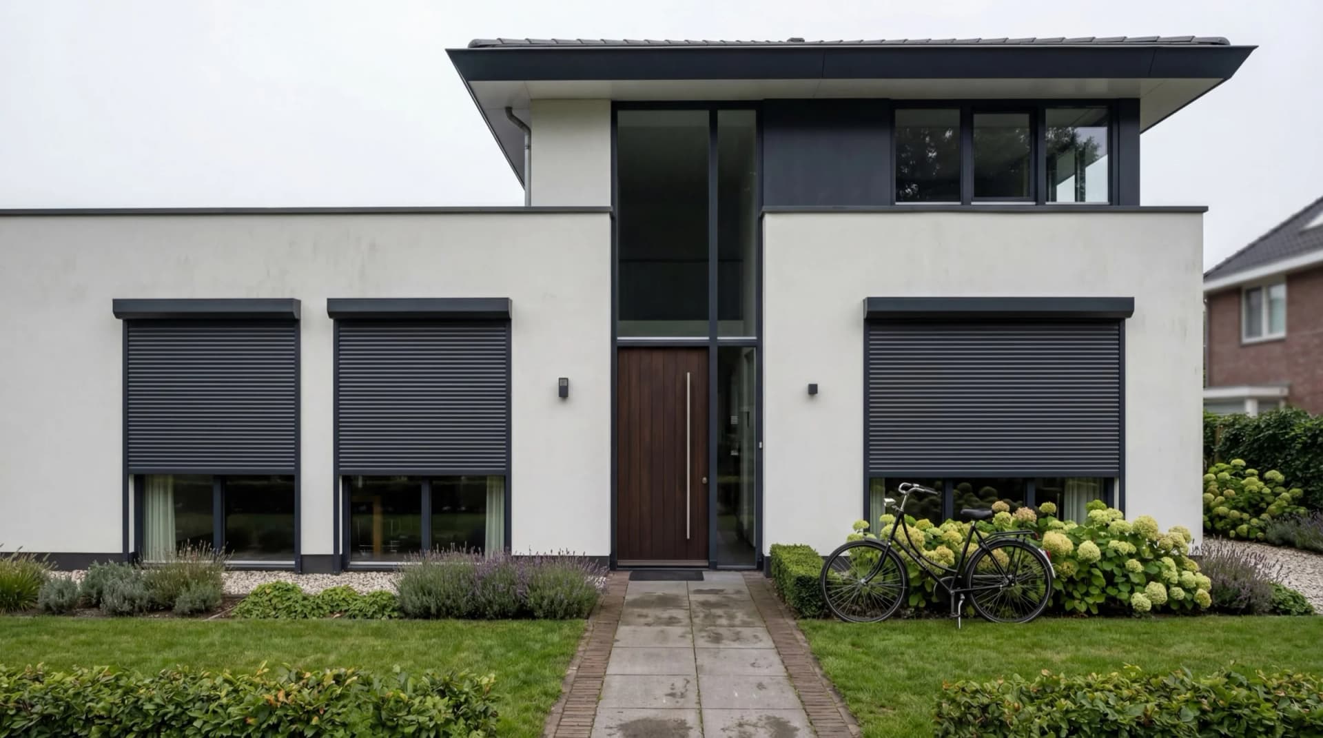 Aluminium rolluiken op een vrijstaande woning in Amsterdam — inbraakwerende buitenrolluiken in RAL-kleur op maat